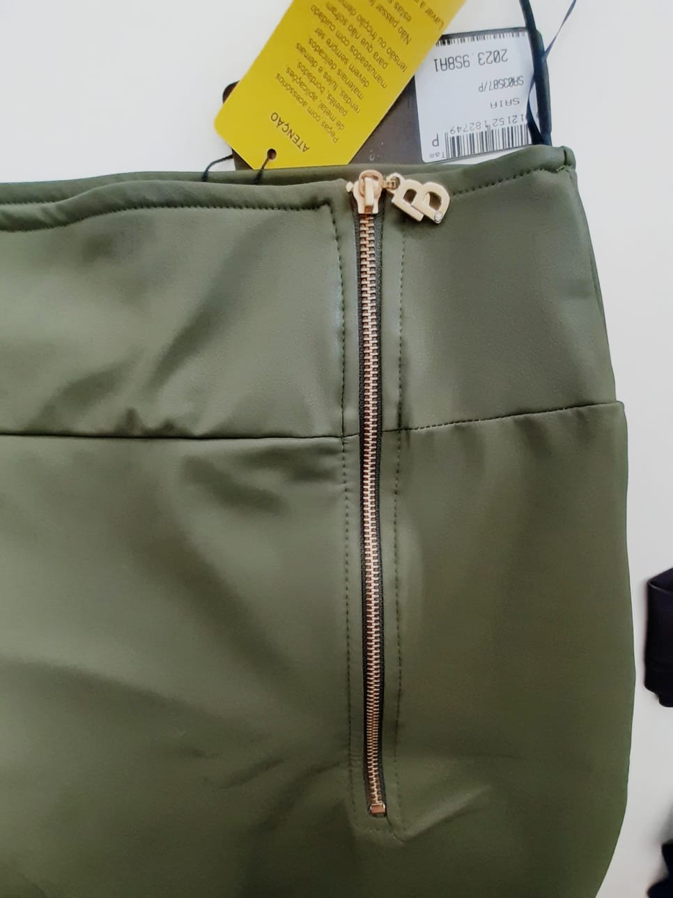 Falda tipo cuero con cremallera verde