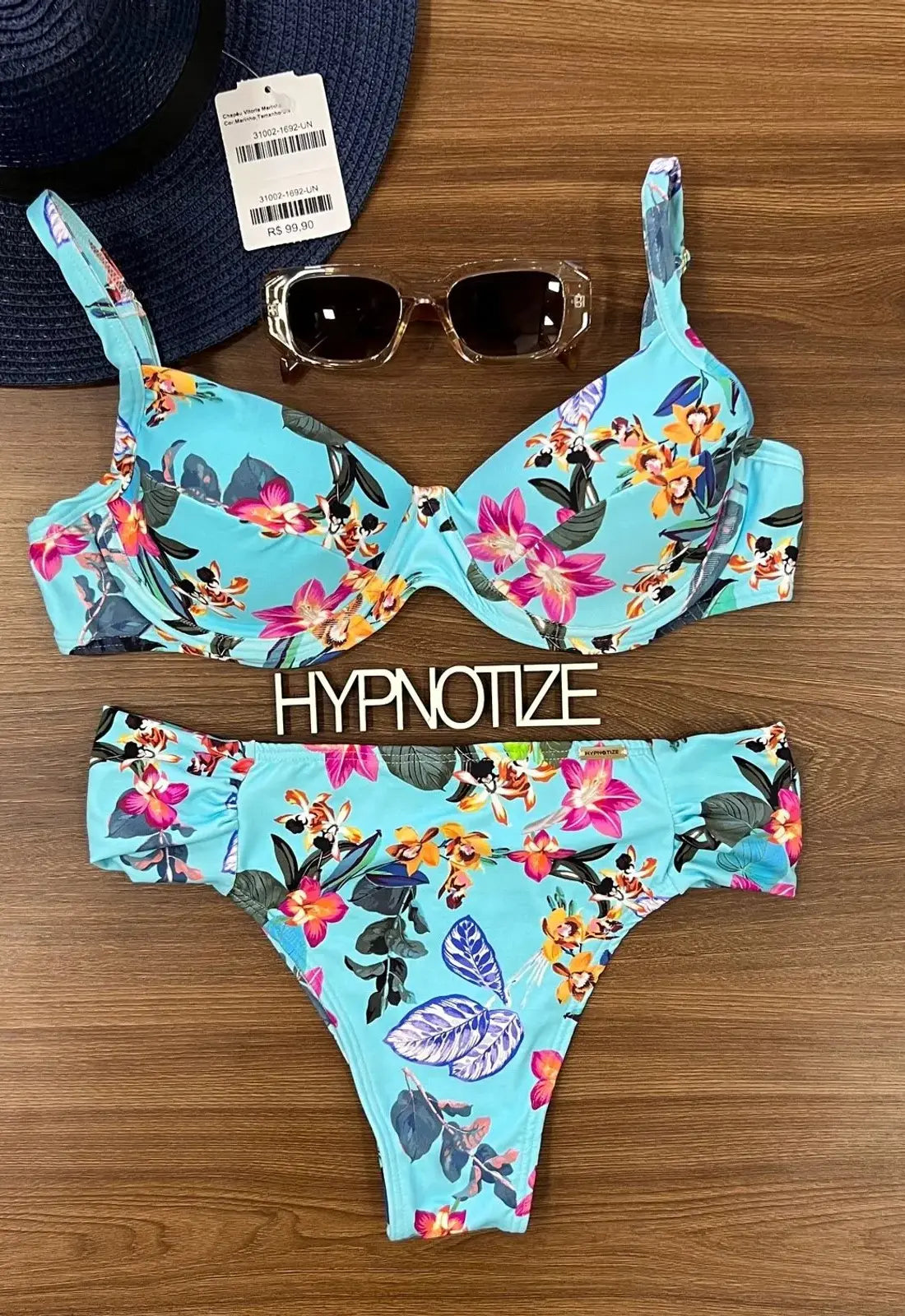 Bikini top balconette Claudia estampado flores azul, braguita corte clásico. Ropa de Brasil en De Brasil a Tu Cuerpo.