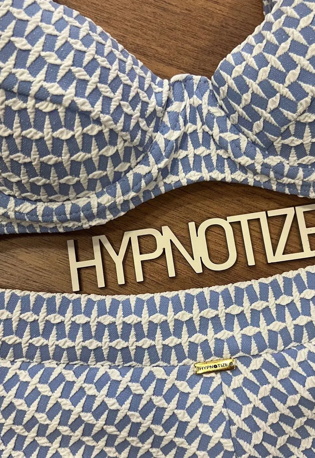 Bikini balconette Mikaela con estampado geométrico blanco y azul. Ropa brasileña en De Brasil a Tu Cuerpo.