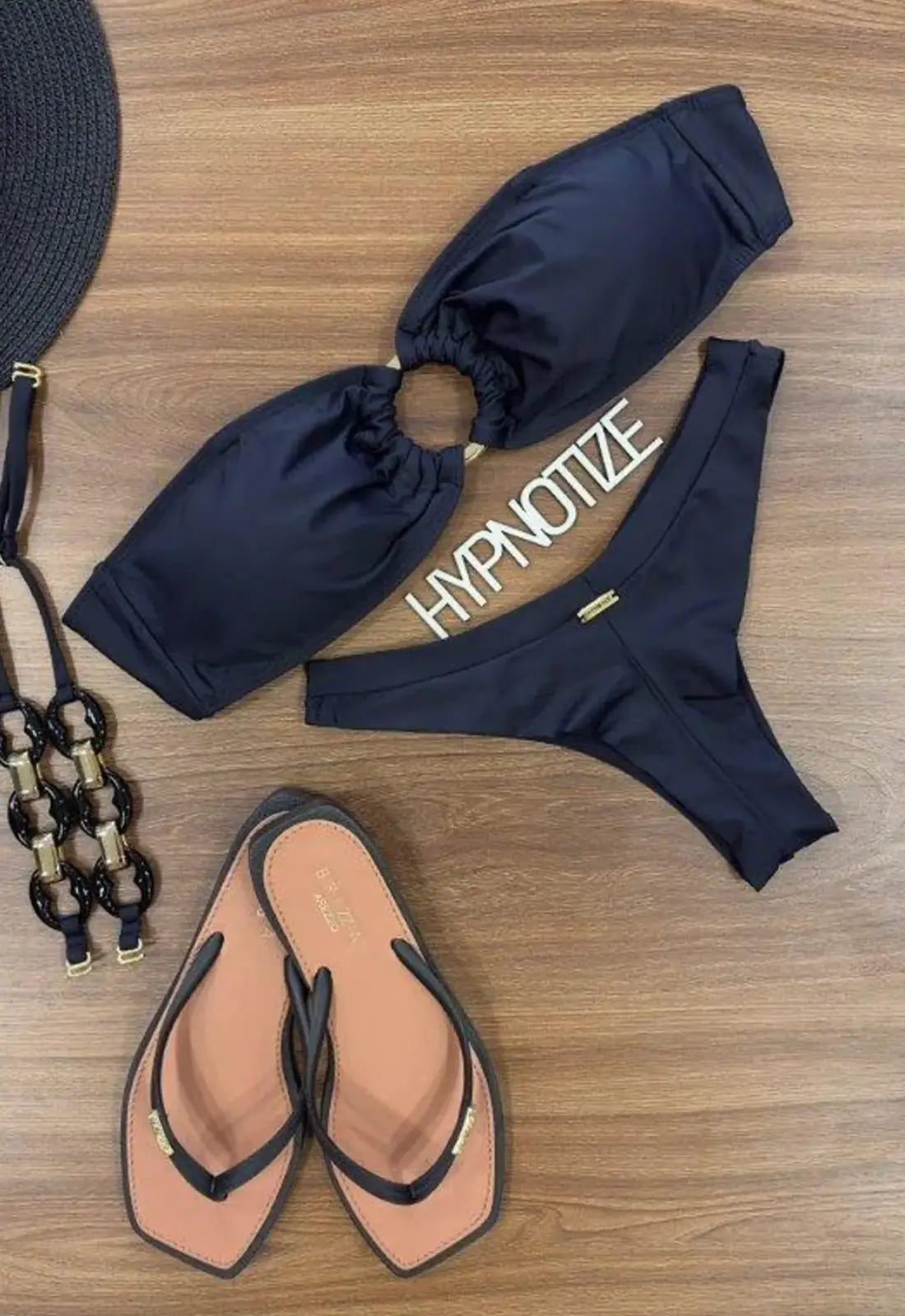 Bikini bandeau Alexya en color negro con tanga brasileño. Ropa brasileña en De Brasil a Tu Cuerpo.