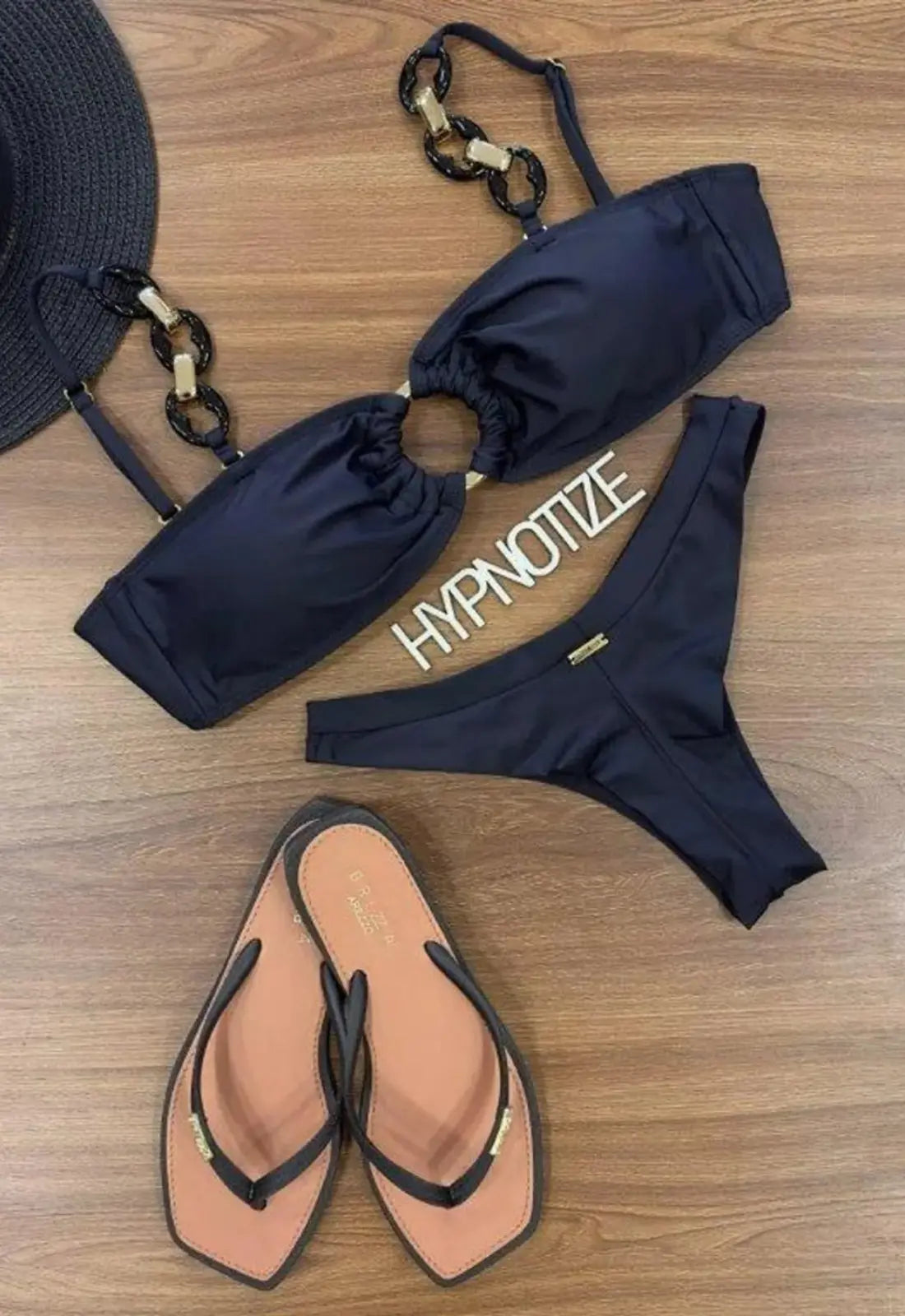 Bikini bandeau Alexya en color negro con tanga brasileño. Ropa de Brasil en De Brasil a Tu Cuerpo.