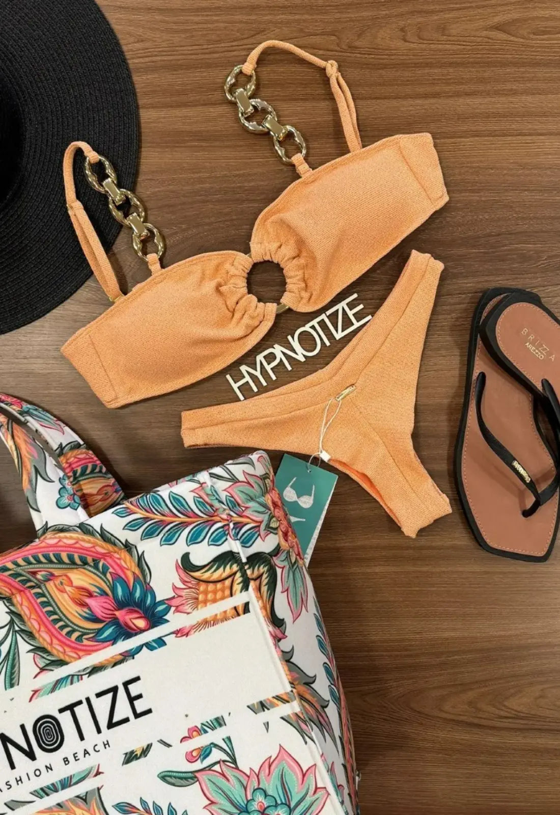 Bikini bandeau Alexya en color salmón con tanga brasileño. Ropa brasileña en De Brasil a Tu Cuerpo.