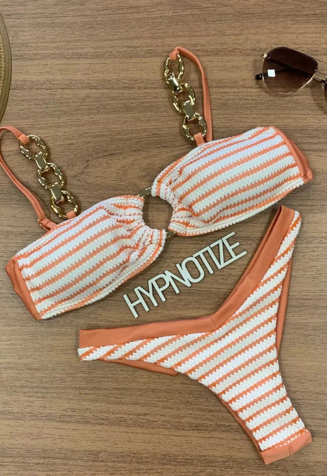 Bikini bandeau Alexya en en crochet y lurex terracota y blanco con tanga brasileño. Ropa de Brasil en De Brasil a Tu Cuerpo.