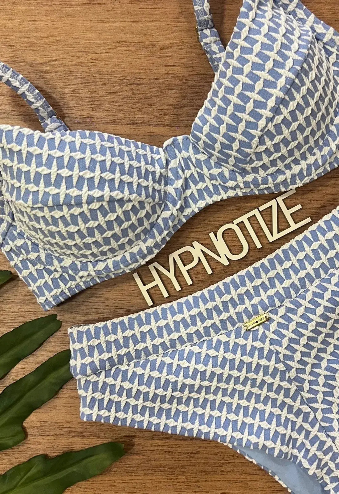 Bikini hot pant Mikaela con estampado geométrico blanco y azul. Ropa brasileña en De Brasil a Tu Cuerpo.