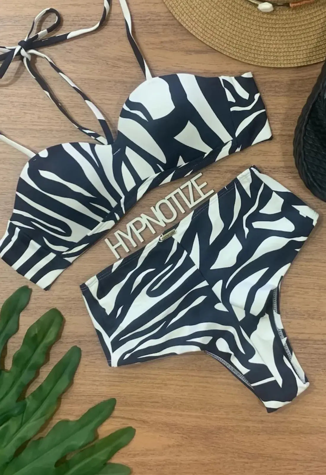 Bikini balconette estampado animal print con braguita hot pant tanga brasileño. Ropa de Brasil en De Brasil a Tu Cuerpo.