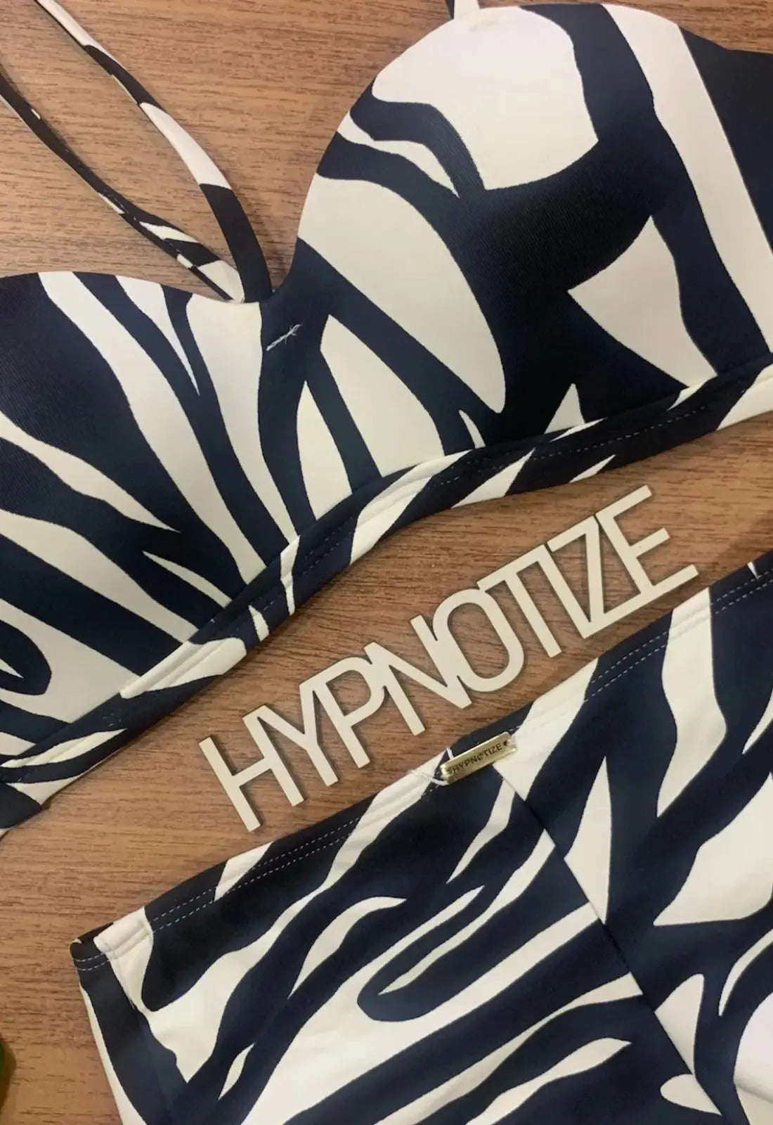 Ropa de Brasil en De Brasil a Tu Cuerpo. Bikini balconette estampado animal print con braguita hot pant tanga brasileño.