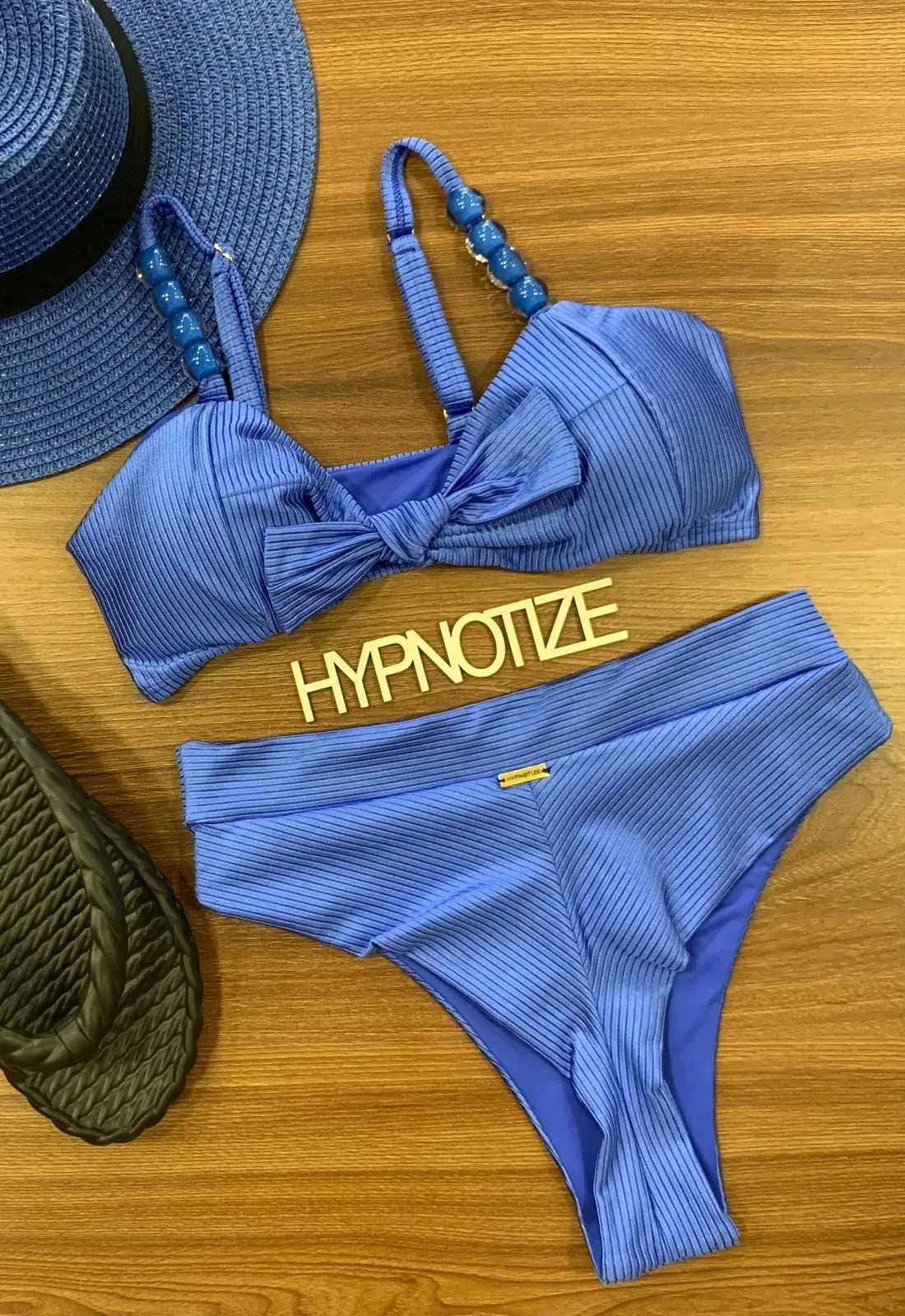 Bikini top Madalena en color azul con tanga hot pant brasileño. Ropa brasileña en De Brasil a Tu Cuerpo.