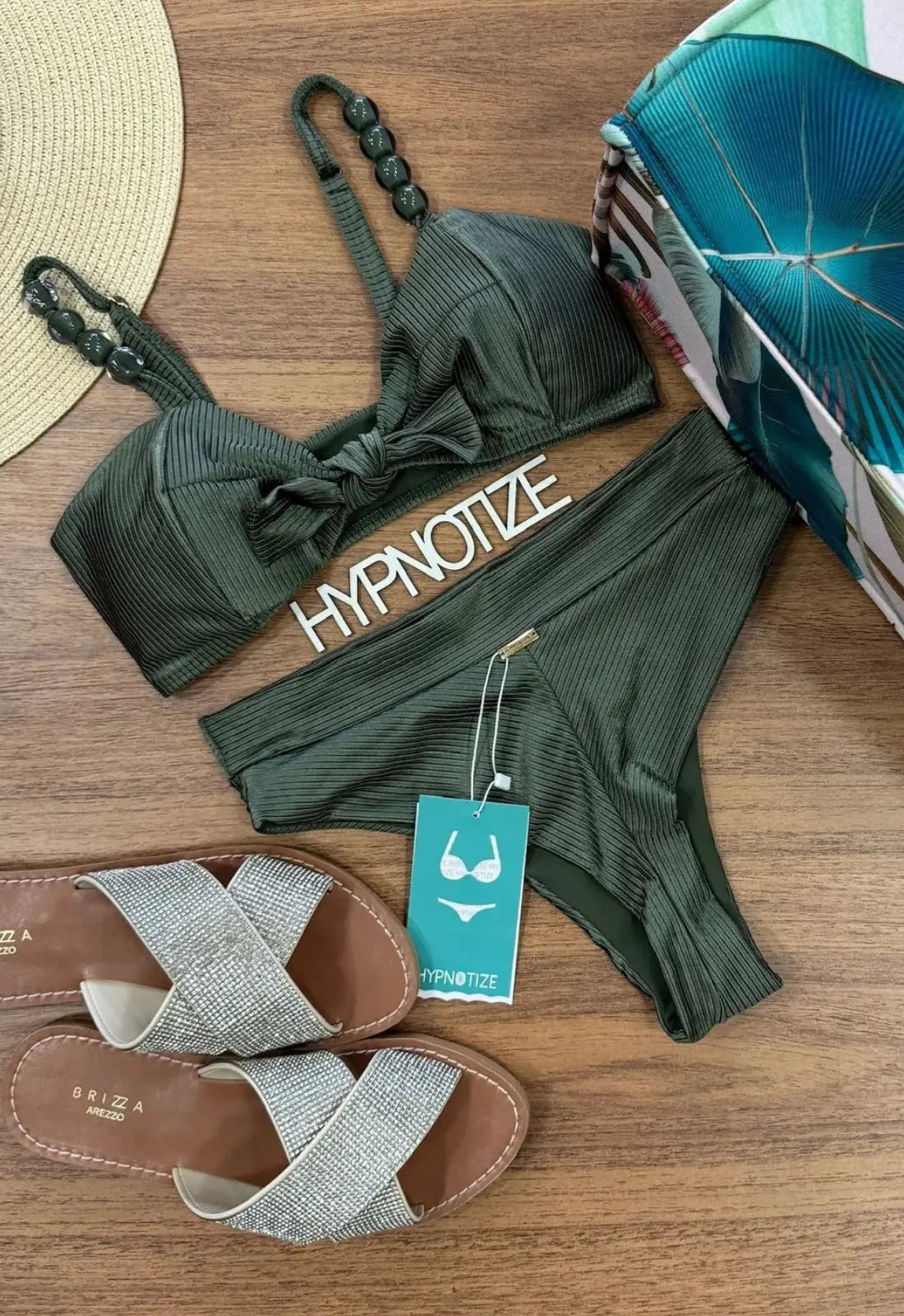 Bikini top Madalena en color verde con braguita hot pant tanga brasileño. Ropa de Brasil en De Brasil a Tu Cuerpo.