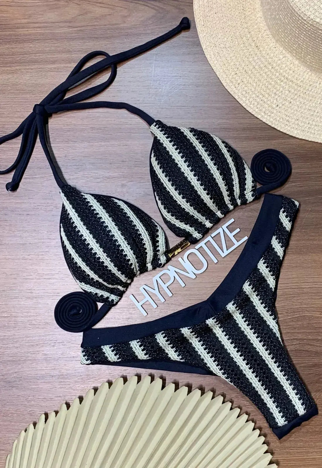 Bikini triángulo Andrieli de croché rayado blanco y negro. Ropa brasileña en De Brasil a Tu Cuerpo.