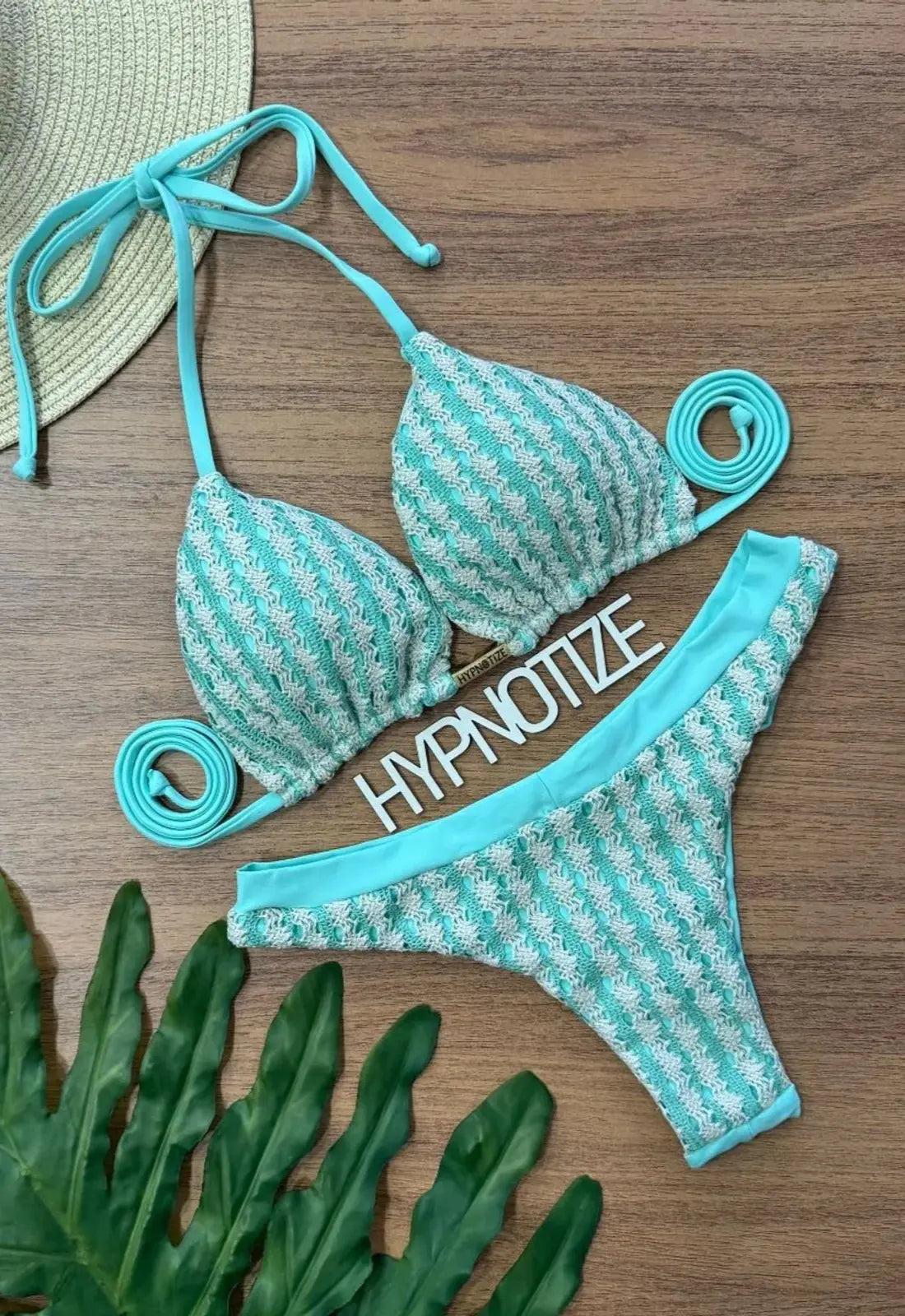 Bikini top triángulo Andrieli de croché rayado blanco y verde. Braga tanga Brasileño. Ropa de Brasil en De Brasil a Tu Cuerpo.
