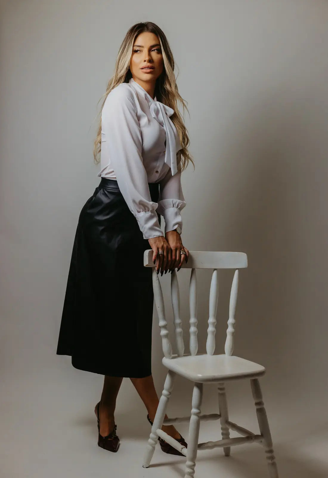 Blusa blanca con lazo y botones dorados ideal para mujer. Ropa de Brasil en De Brasil a Tu Cuerpo.