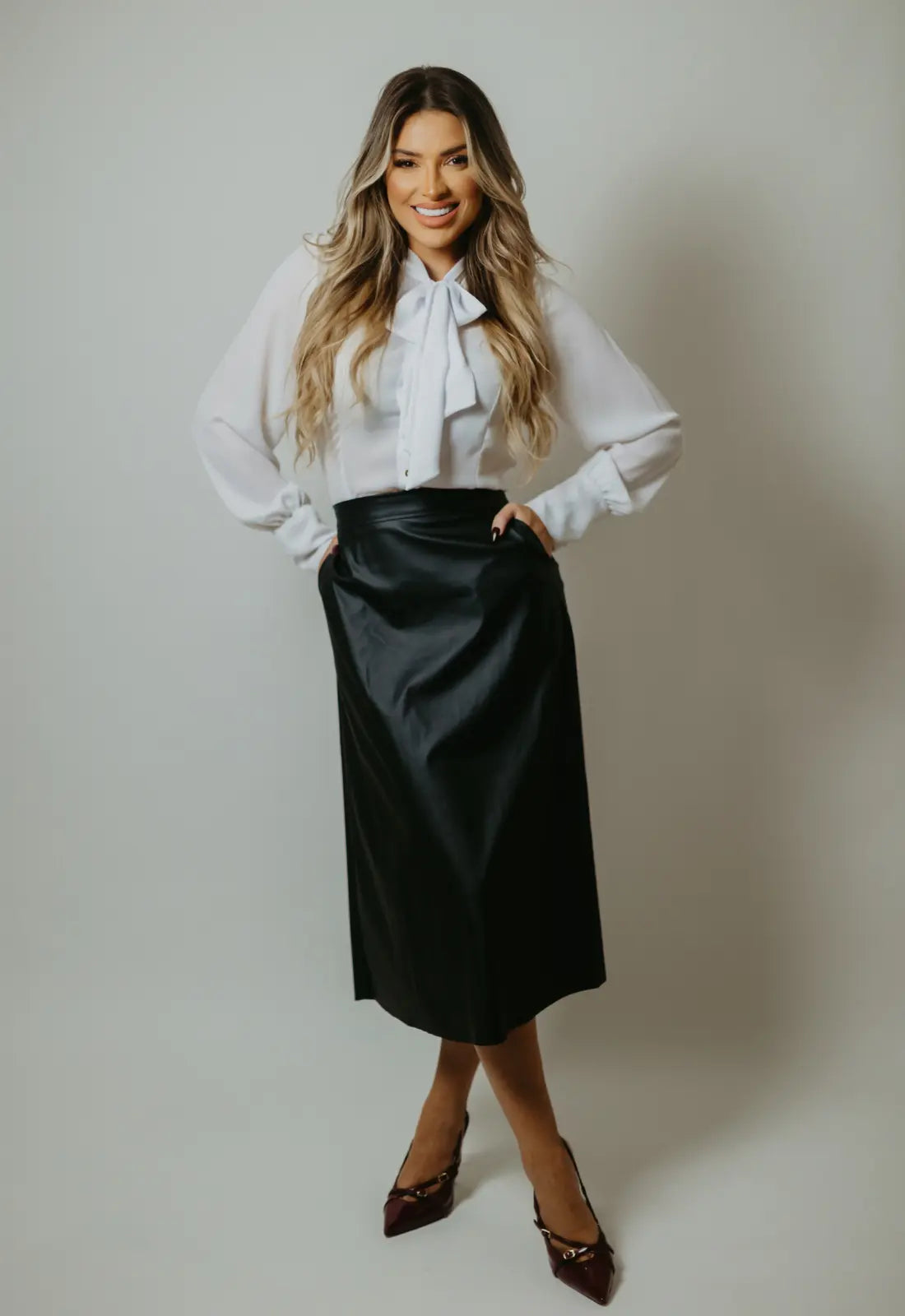 Camisa blanca con lazo y botones dorados. Ropa brasileña en De Brasil a Tu Cuerpo.