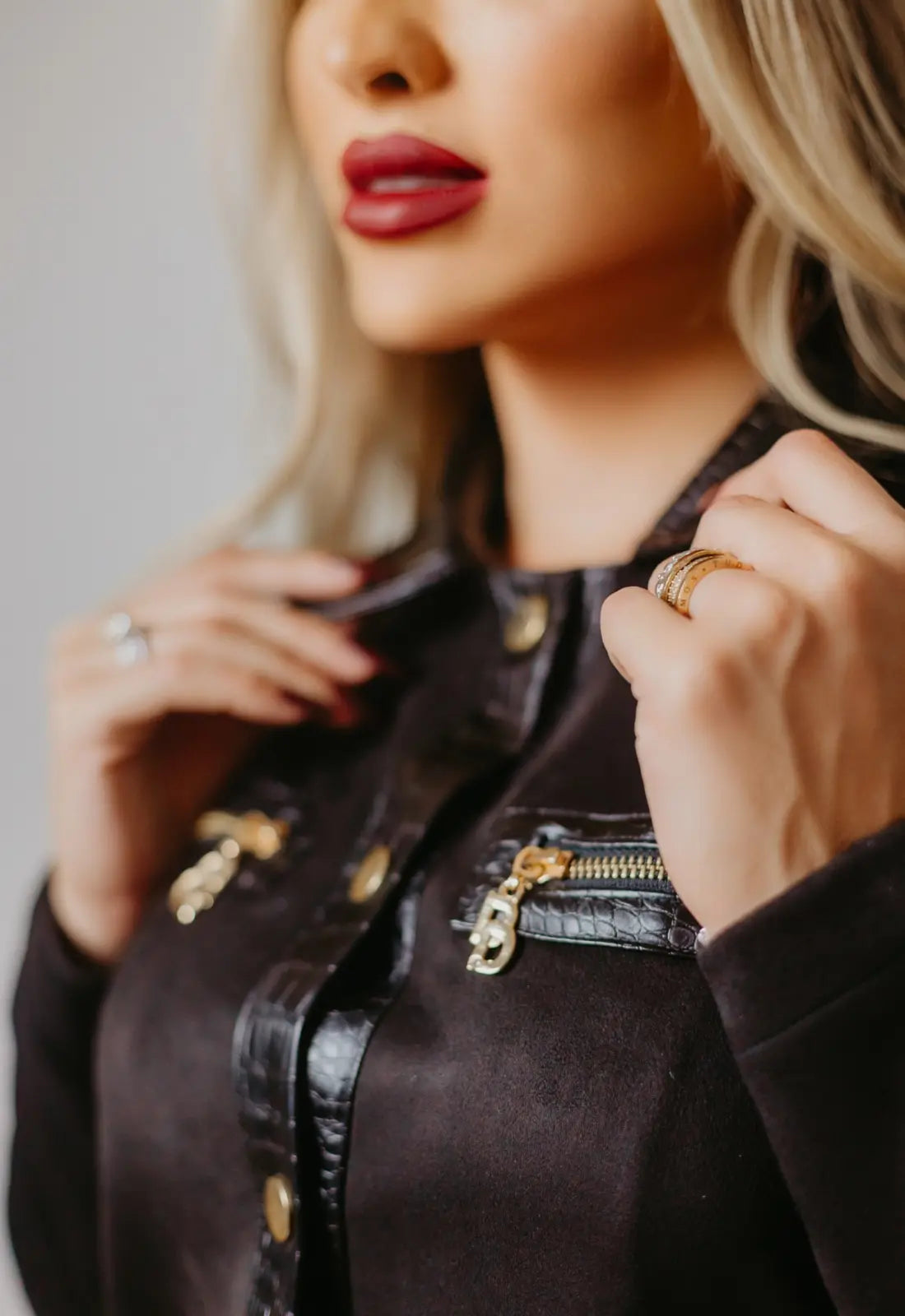 Chaqueta color negro torera en ante y cuero eco para mujer. Ropa brasileña en De Brasil a Tu Cuerpo.