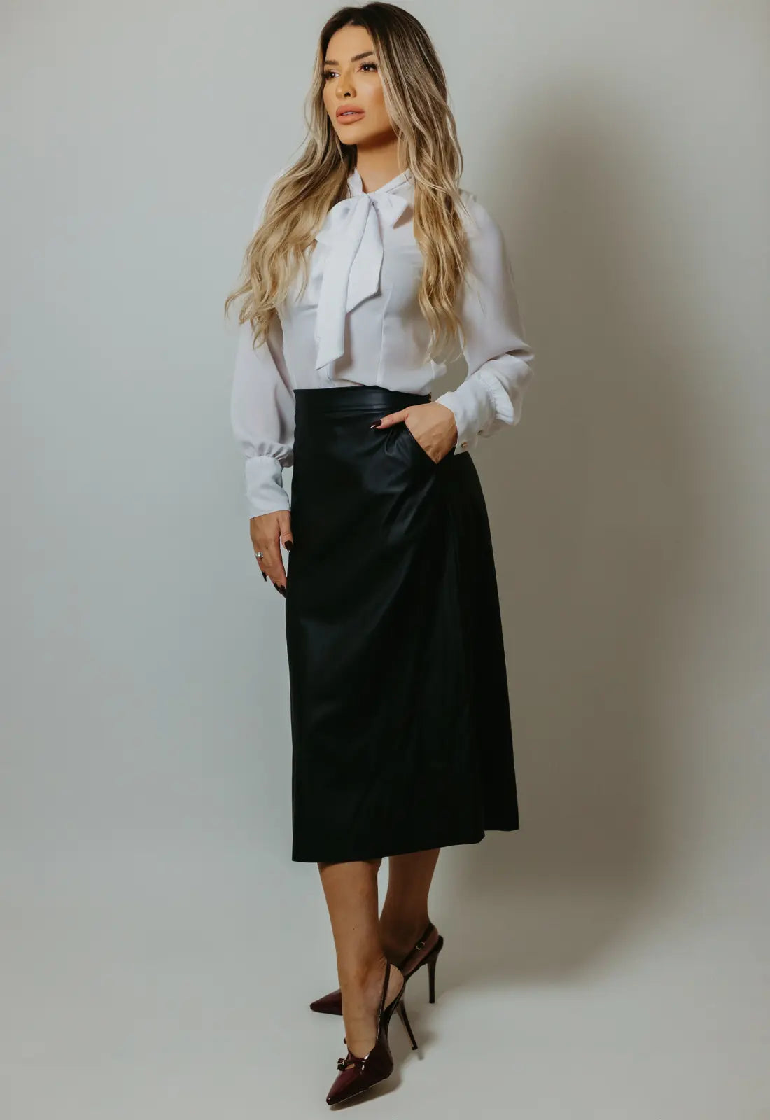 Camisa blanca con lazo y botones dorados ideal para mujer. Ropa brasileña en De Brasil a Tu Cuerpo.