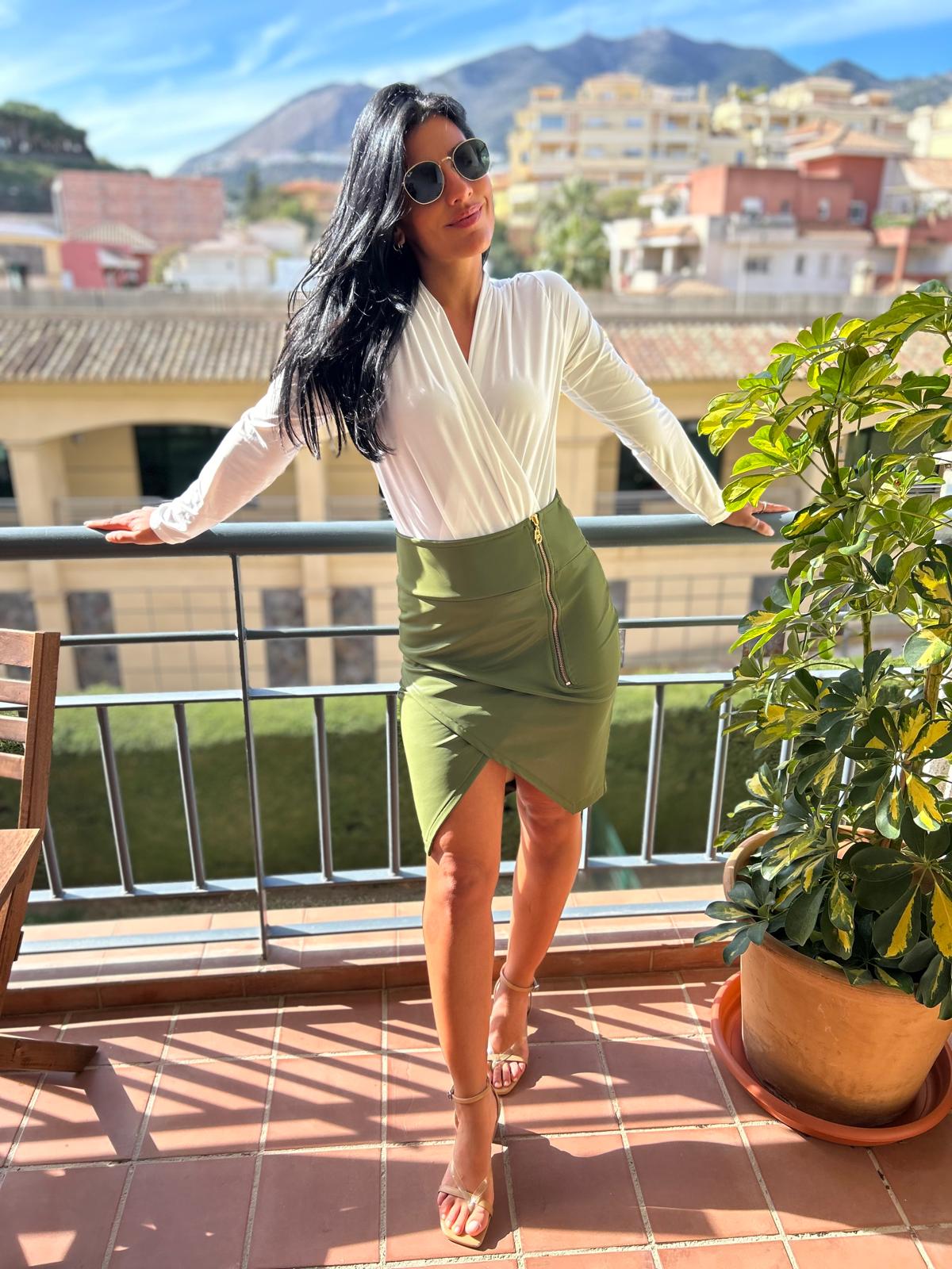 Falda tipo cuero con cremallera verde