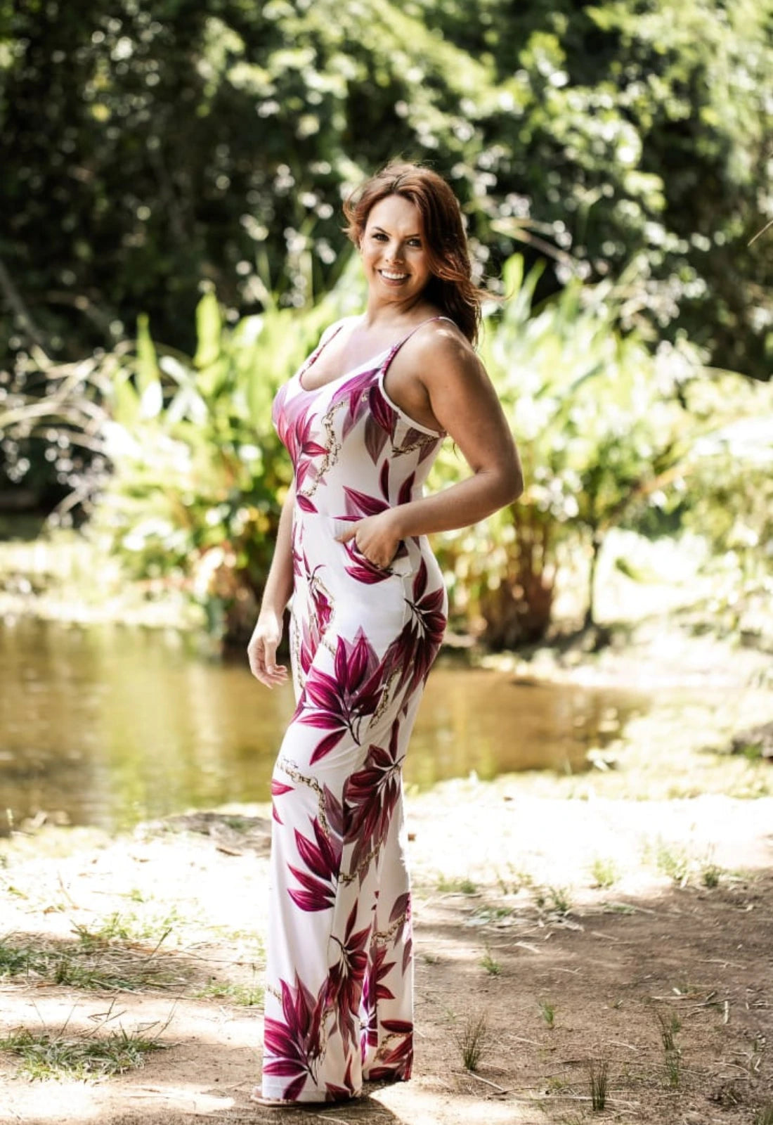 Mono para mujer con tirantes ajustables. Estampado fucsia con fondo blanco. Ropa de Brasil