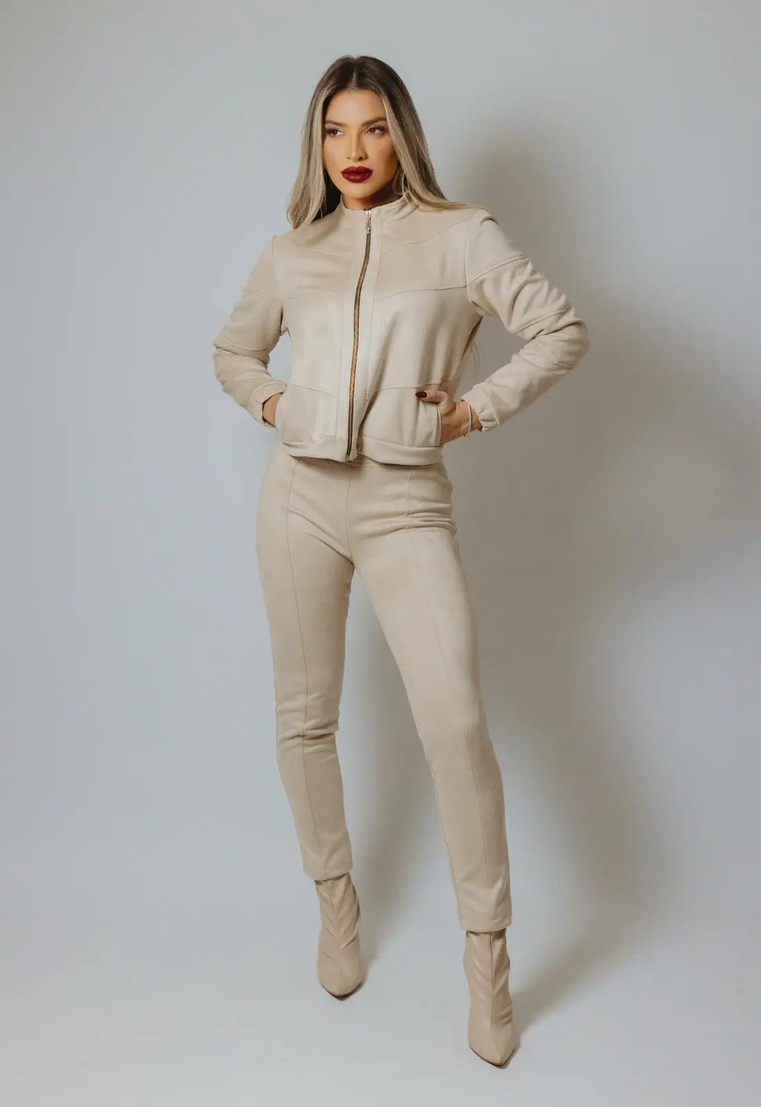 Pantalón elástico en ante off-white muy favorecedeor para mujer. Chaque a juego. Ropa Brasileña de De Brasil a Tu Cuerpo.