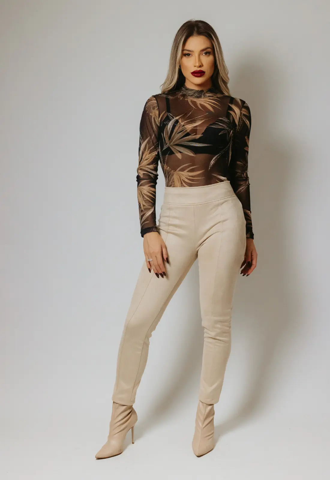 Pantalón elástico en ante off-white muy favorecedeor para mujer. Ropa de Brasil en De Brasil a Tu Cuerpo.