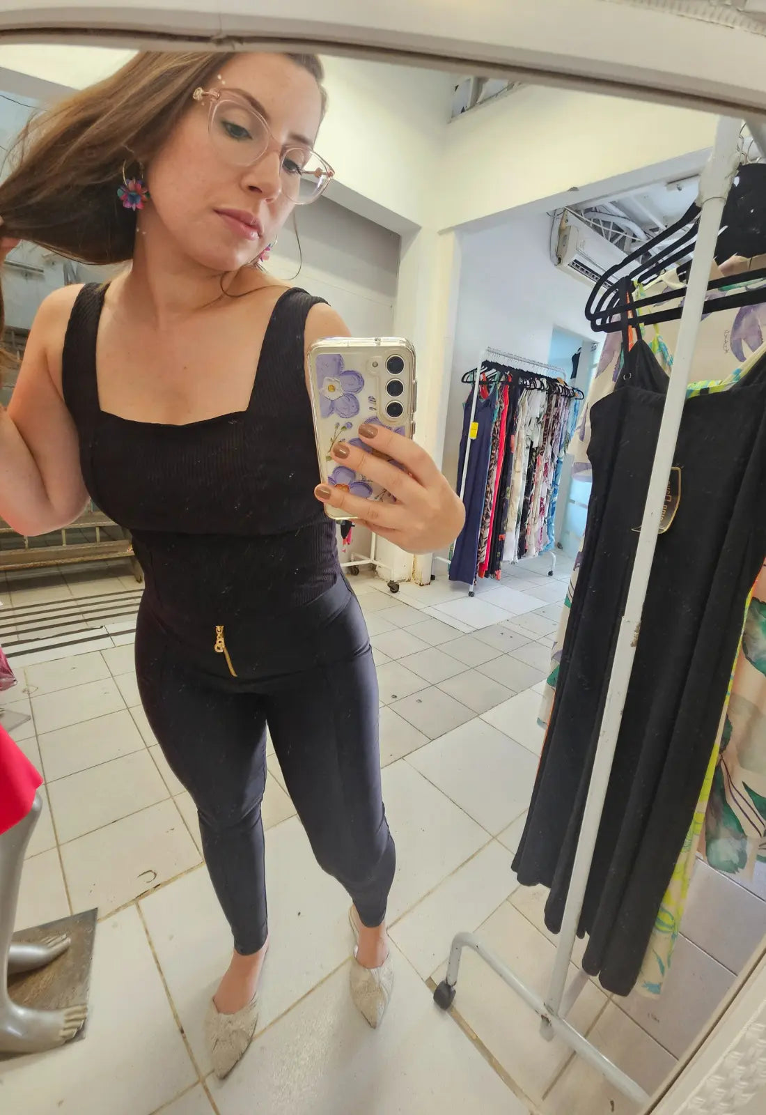 Un pantalón básico con detalle de cremallera dorada para mujer. Pantalón MInilipo 2.0.  Ropa Brasileña de De Brasil a Tu Cuerpo.