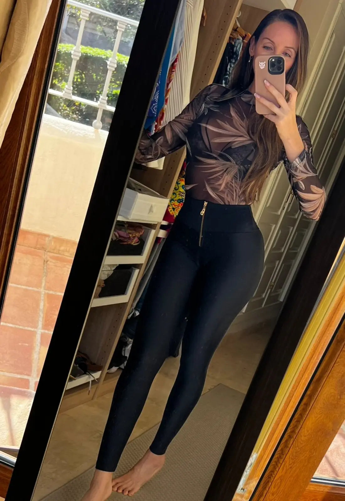 Un pantalón básico con detalle de cremallera dorada para mujer.  Ropa Brasileña de De Brasil a Tu Cuerpo.