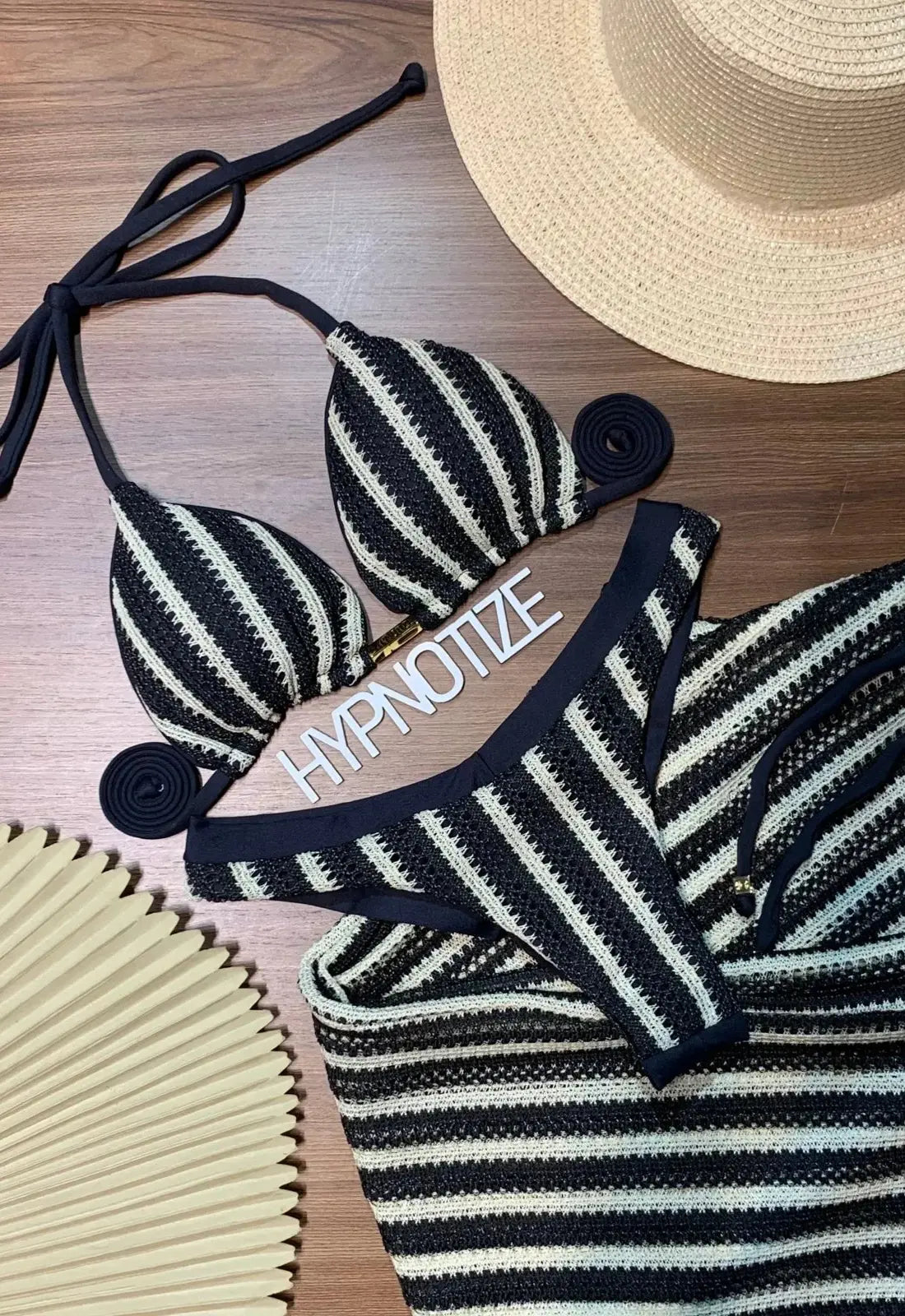 Pantalón de croché rayado blanco y negro para la playa o la piscina. Ropa brasileña en De Brasil a Tu Cuerpo.