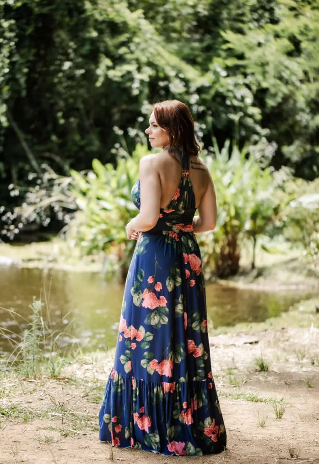 Vestido largo de vuelo con volante en color azul estampado de flores con escote halter. Ropa de Brasil en De Brasil a Tu Cuerpo.