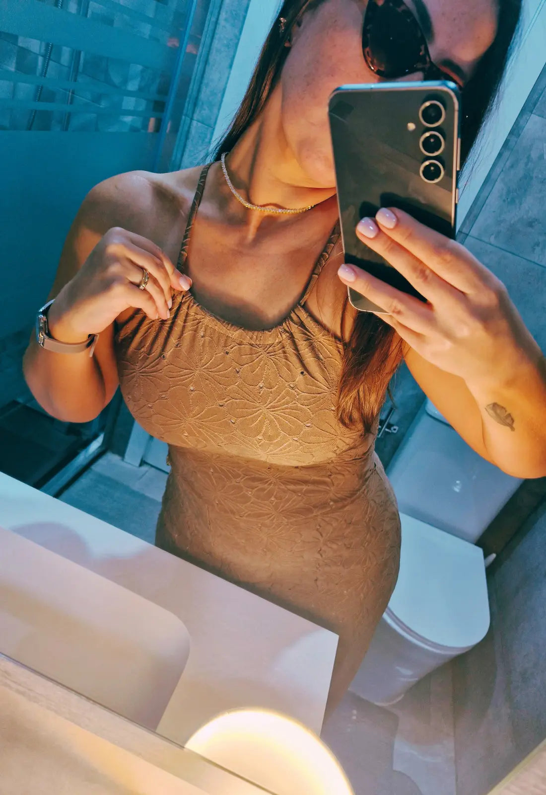 Vestido largo  escote fruncido Mocha Mouse con espalda descubierta. Ropa de Brasil en De Brasil a Tu Cuerpo.