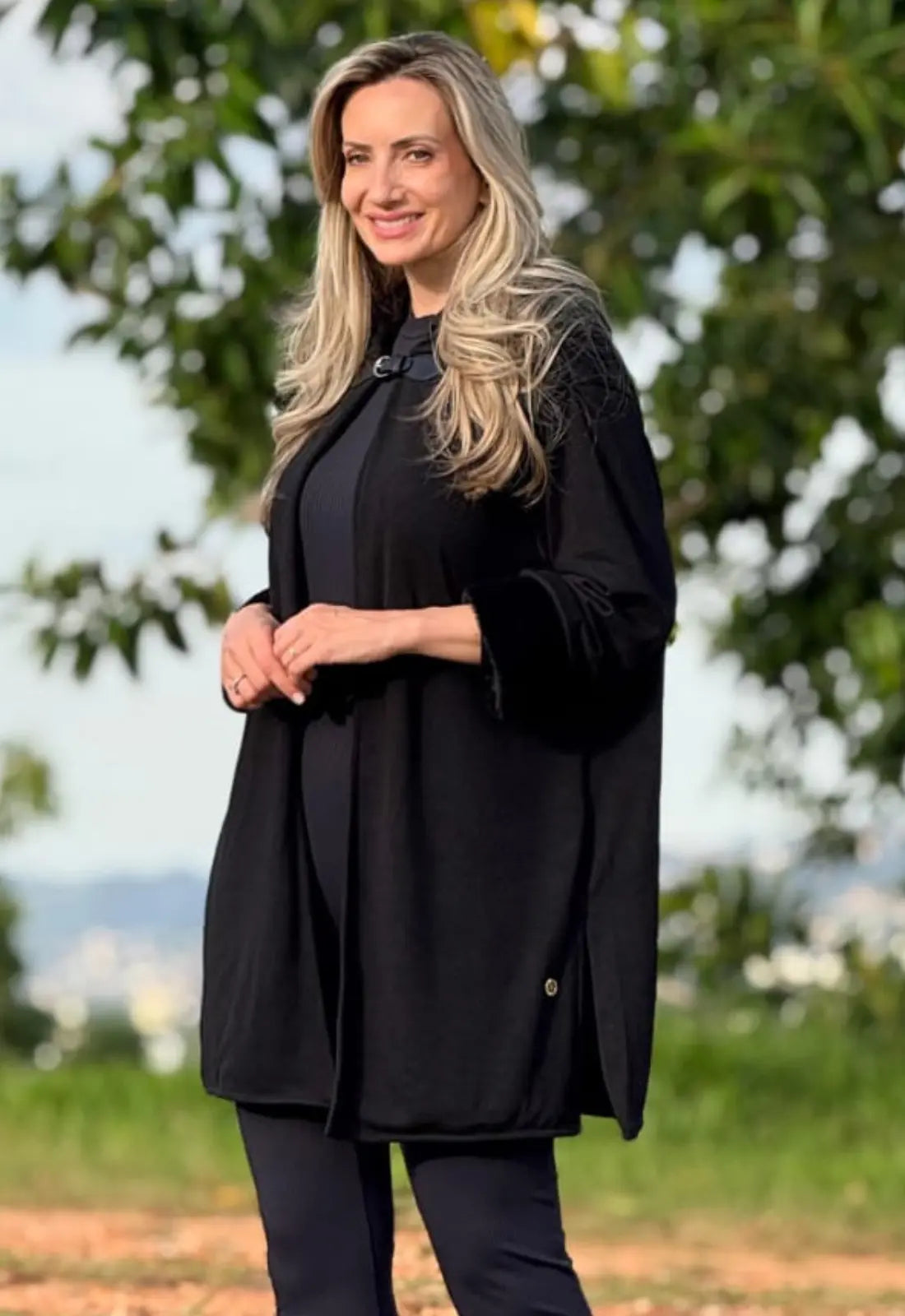 Poncho Negro Detalles Piel