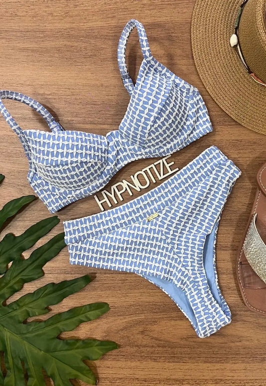 Bikini balconette Mikaela con estampado geométrico blanco y azul. Ropa de Brasil en De Brasil a Tu Cuerpo.