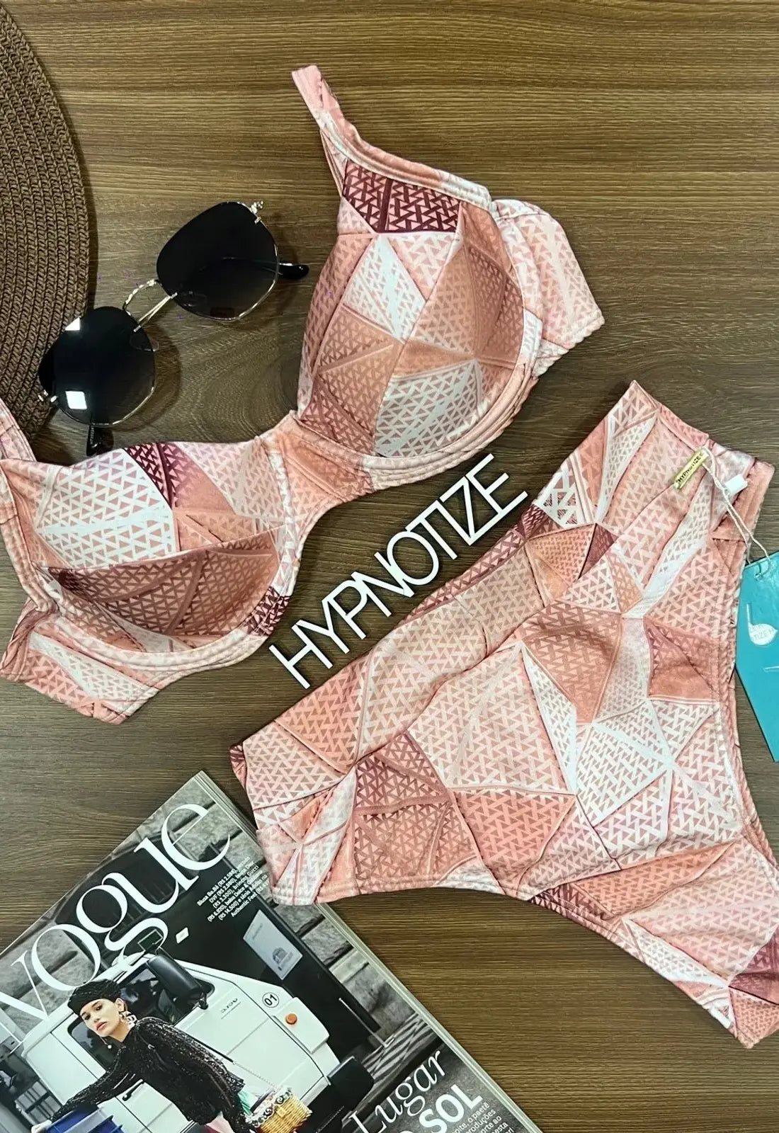 Bikini balconette Acacia salmón con aro y braguita de tiro alto tipo tanga brasileño.  Bikini de Brasil.