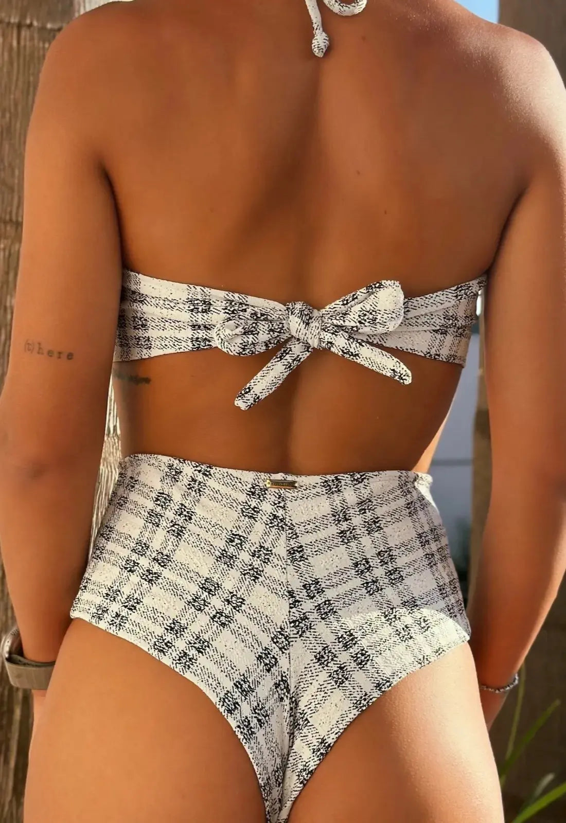 Espalda de bikini off white con lazo y braguita alta de estampado cuadros