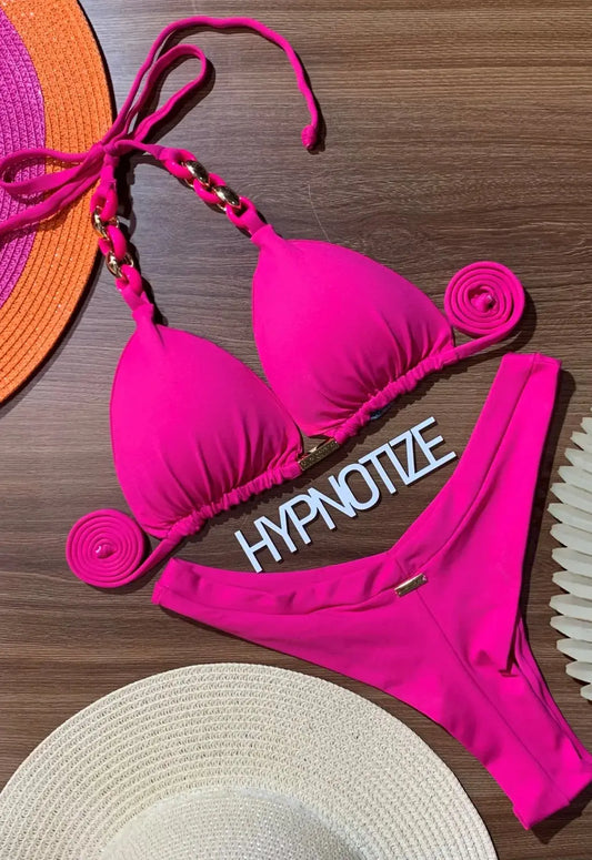 Bikini triángulo Amora en color fucsia con tanga brasileño. Ropa de Brasil en De Brasil a Tu Cuerpo.