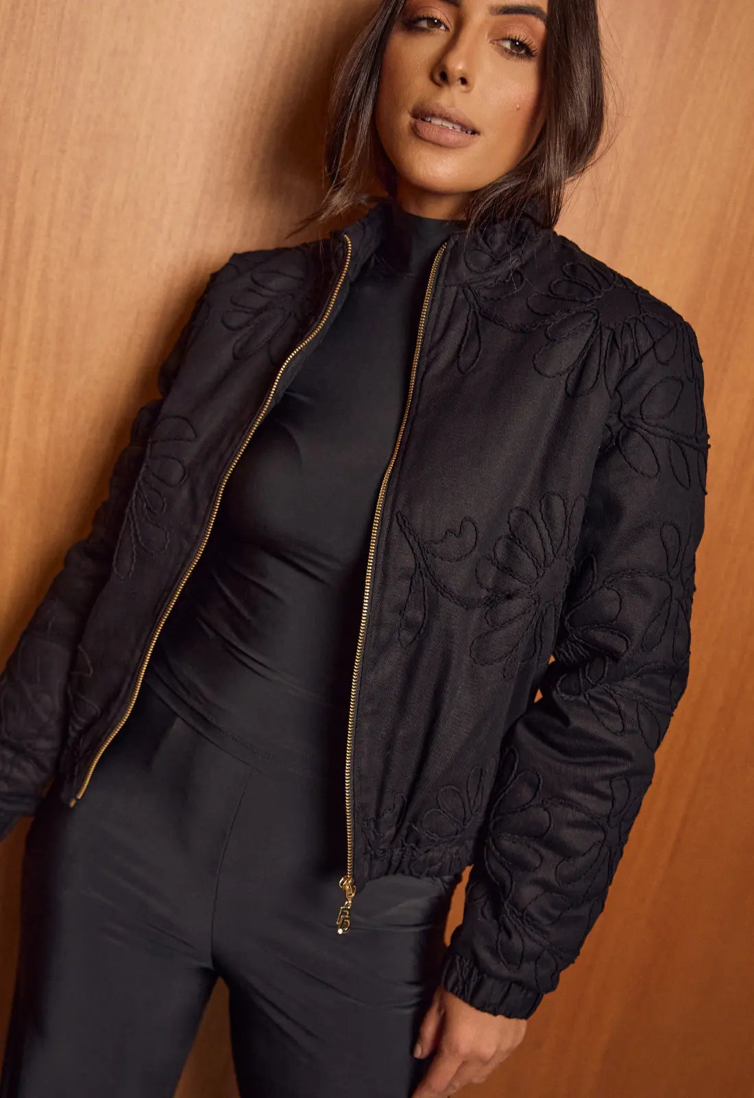 Chaqueta bomber negra con flores bordadas. De Brasil a Tu Cuerpo. Ropa para mujer importada de Brasil