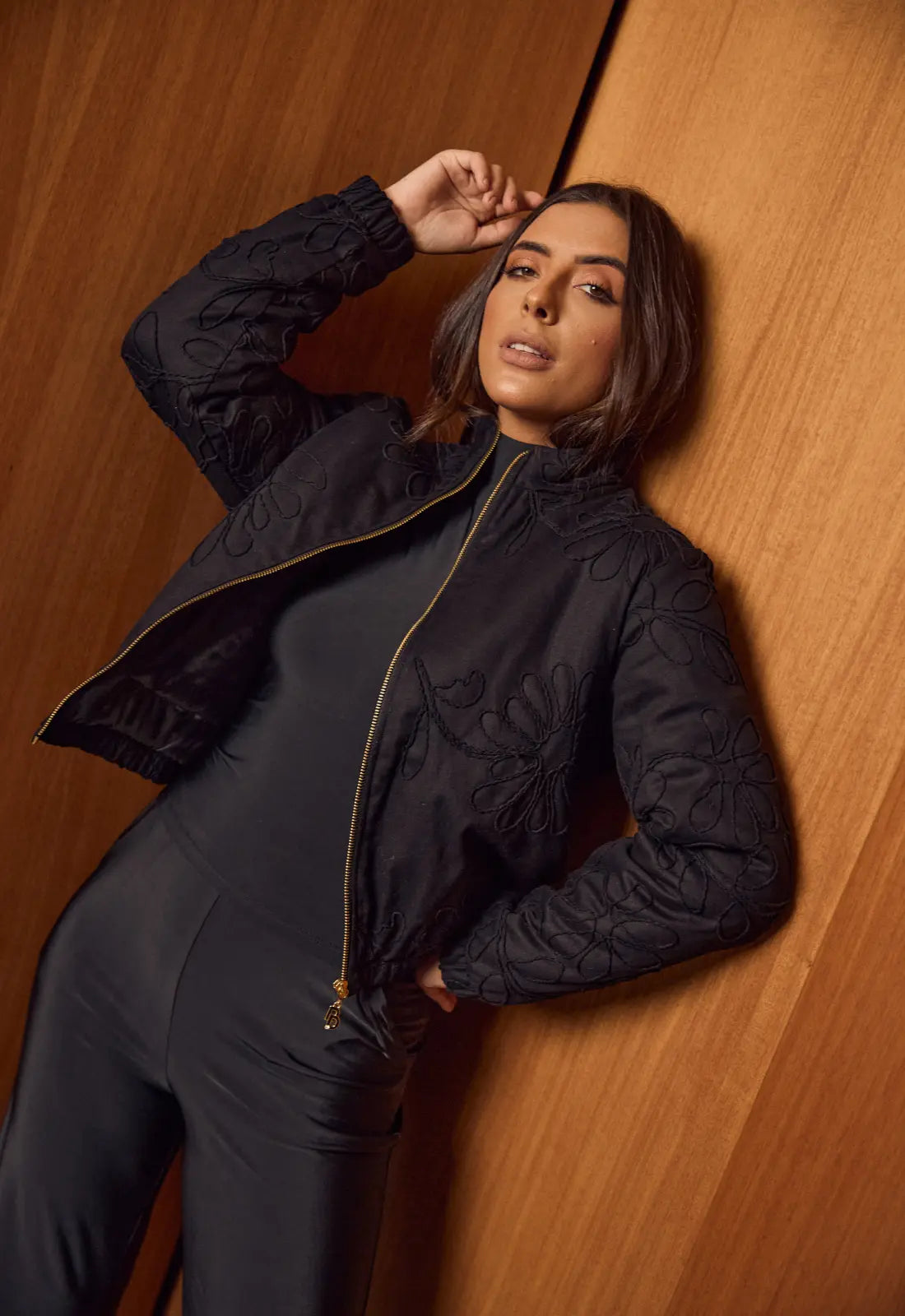 Chaqueta bomber negra con flores bordadas. De Brasil a Tu Cuerpo