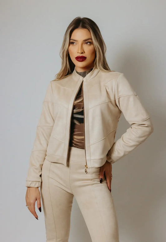 Chaqueta de ante de primera calidad en color off-white. Ropa de Brasil en De Brasil a Tu Cuerpo.