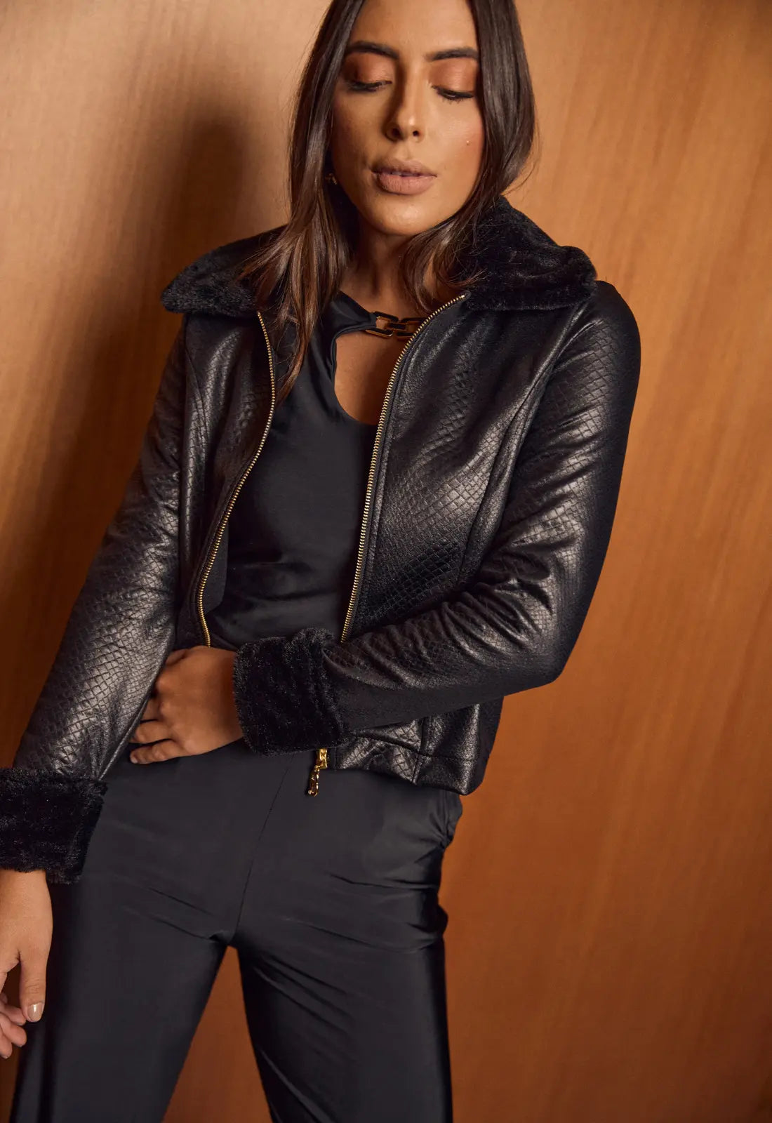 Chaqueta ligera con textura snake + piel sintética de alta calidad. Ropa de BRasil para mujer