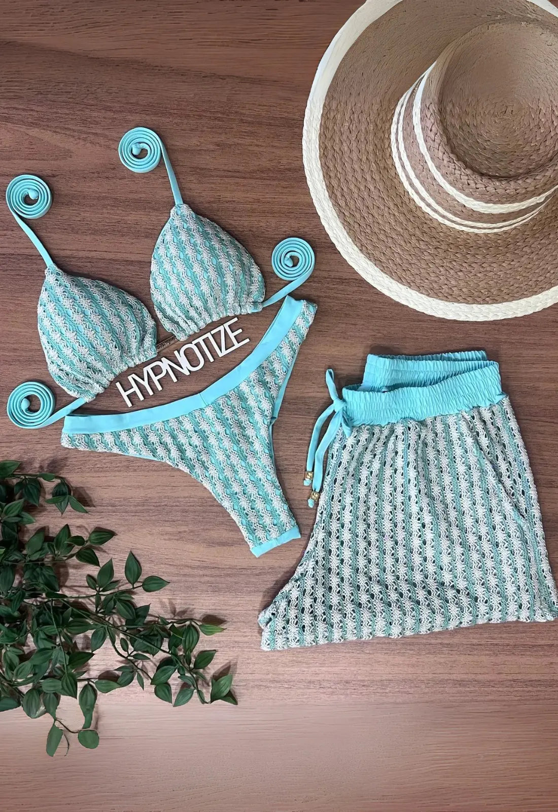 Short de croché rayado blanco y verde para la playa o la piscina. Ropa brasileña en De Brasil a Tu Cuerpo.
