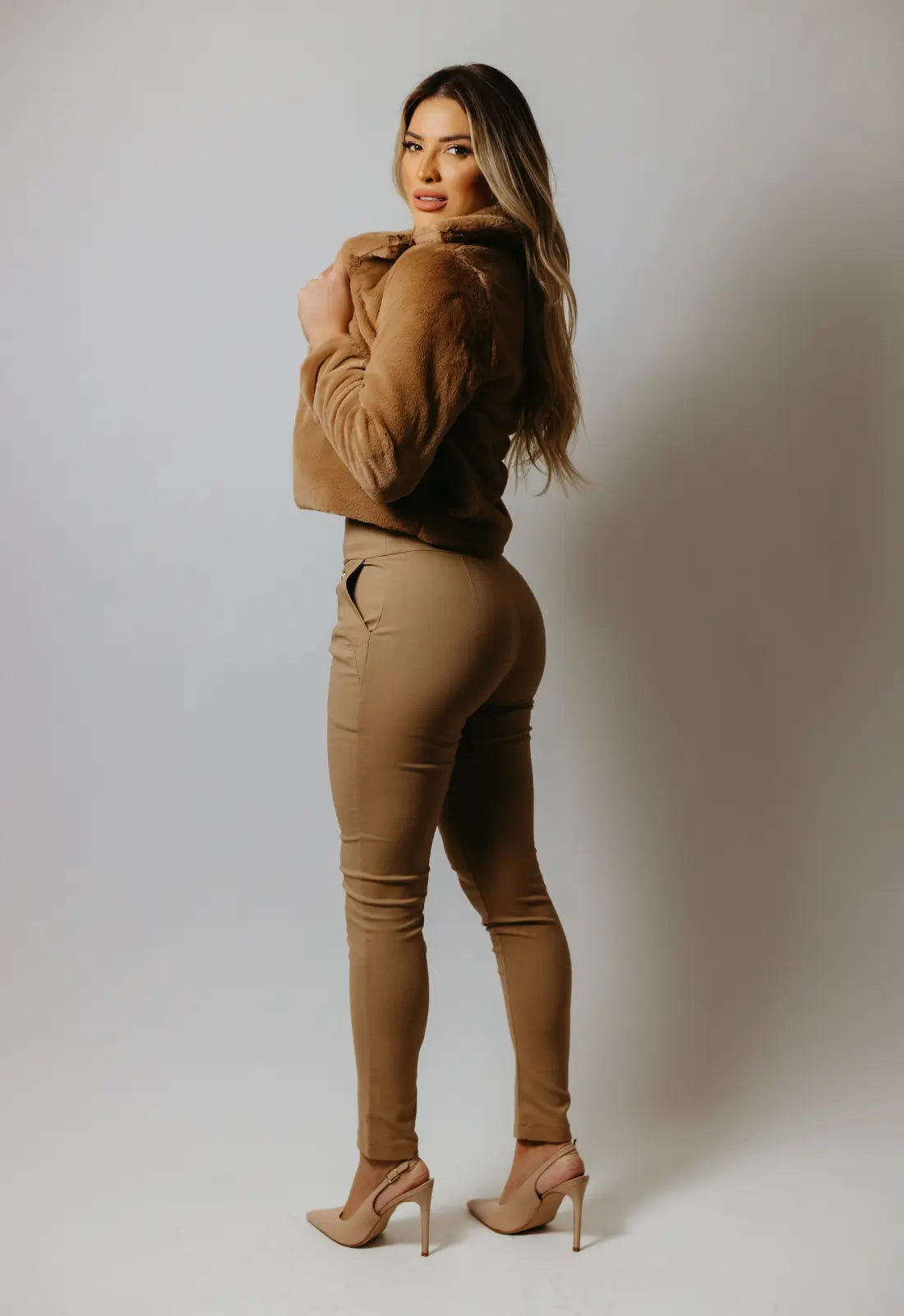 Pantalón que realza las curvas femeninas en bengalina color camel. Ropa brasileña en De Brasil a Tu Cuerpo.