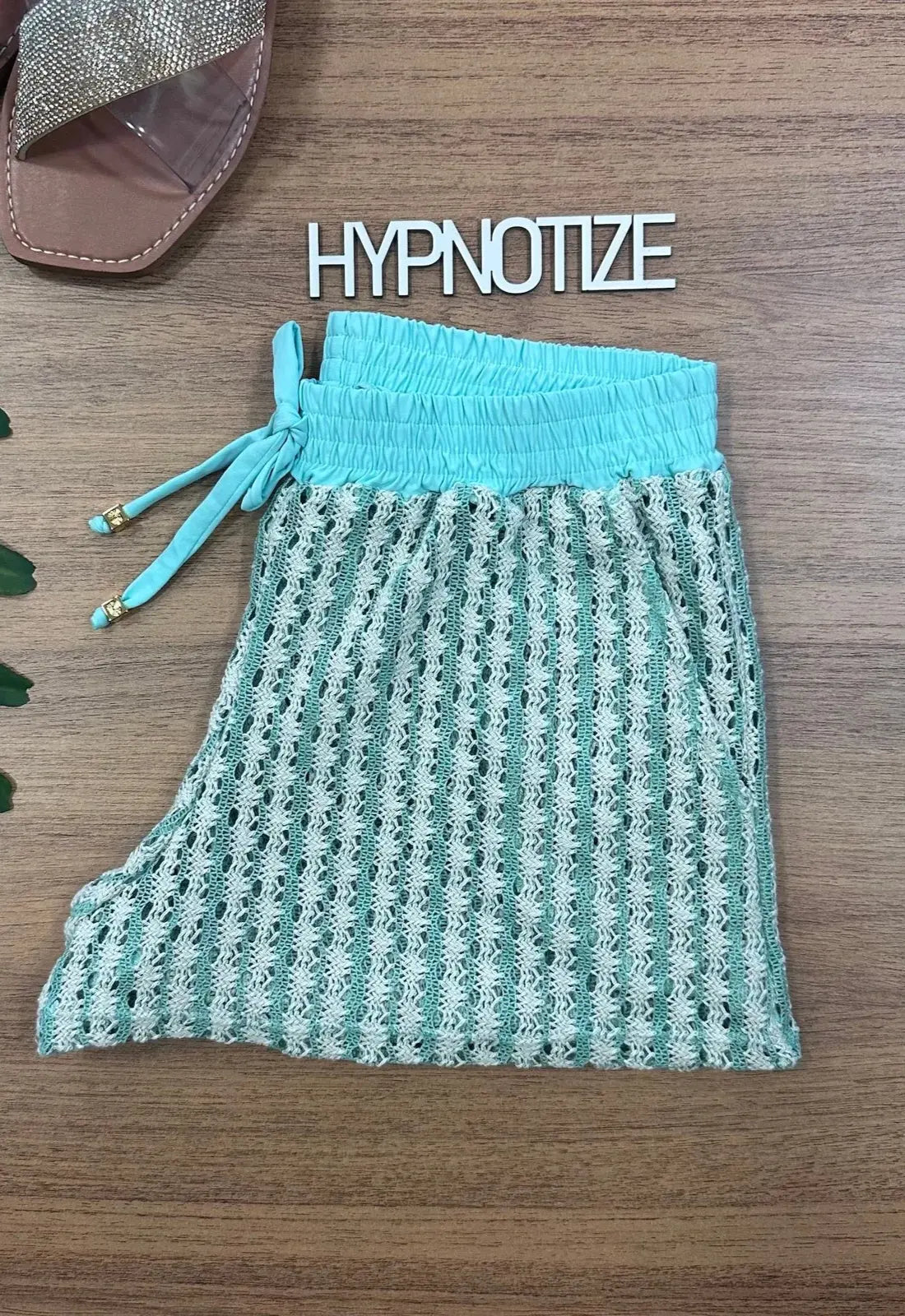 Pantalón corto de croché rayado blanco y verde para la playa o la piscina. Ropa de Brasil en De Brasil a Tu Cuerpo.