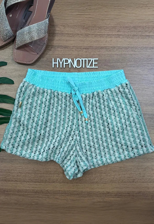 Pantalón tipo short de croché rayado blanco y verde para la playa o la piscina. Ropa de Brasil en De Brasil a Tu Cuerpo.