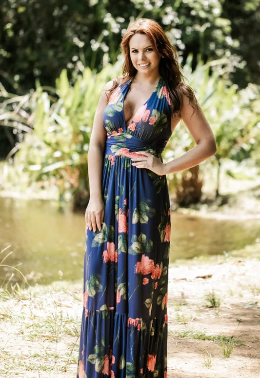 Vestido azul estampado de flores con escote halter. Ropa de Brasil en De Brasil a Tu Cuerpo.
